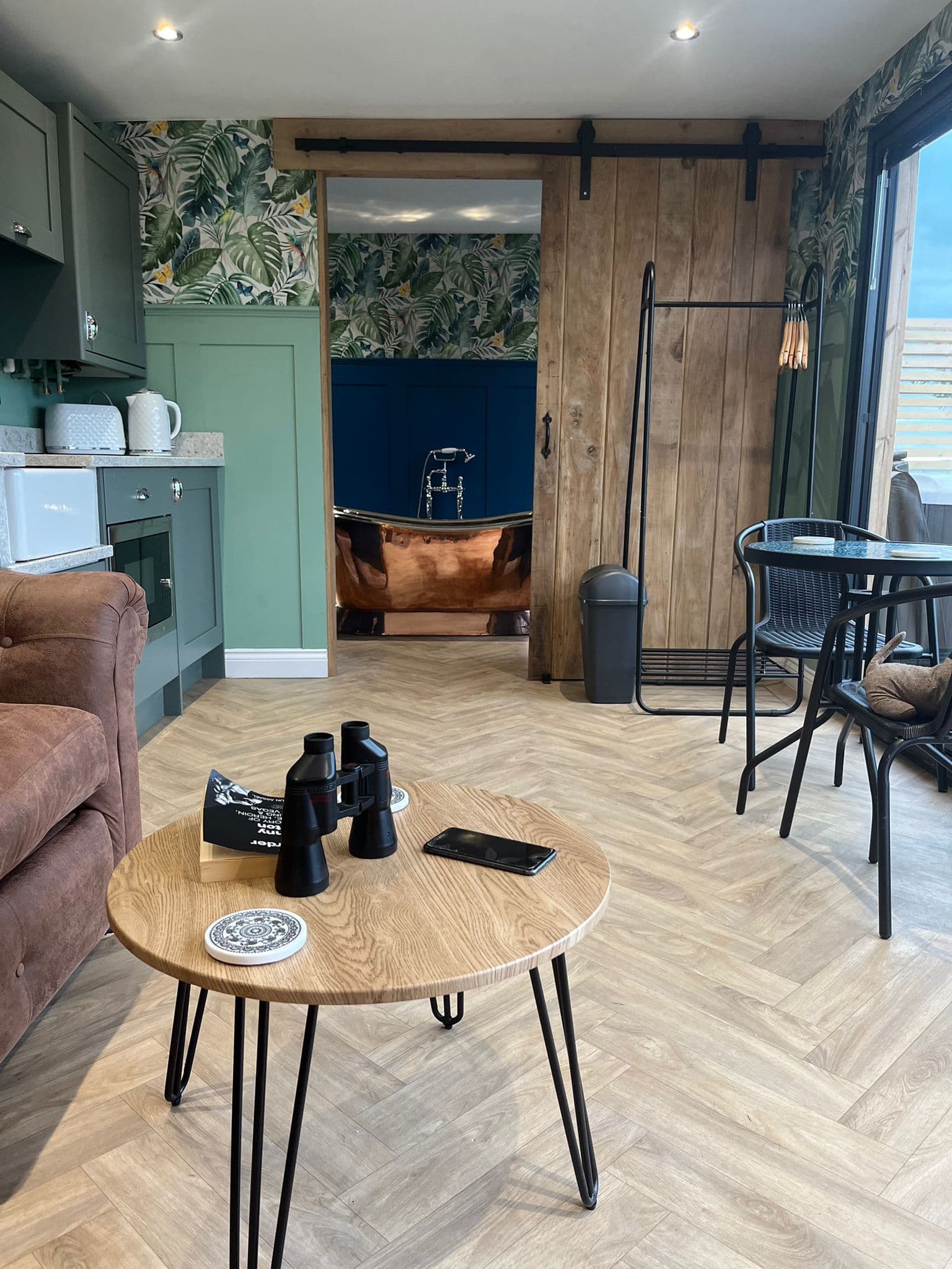 Brandy Cove — Dog-friendly luxury cabin with a private hot tub