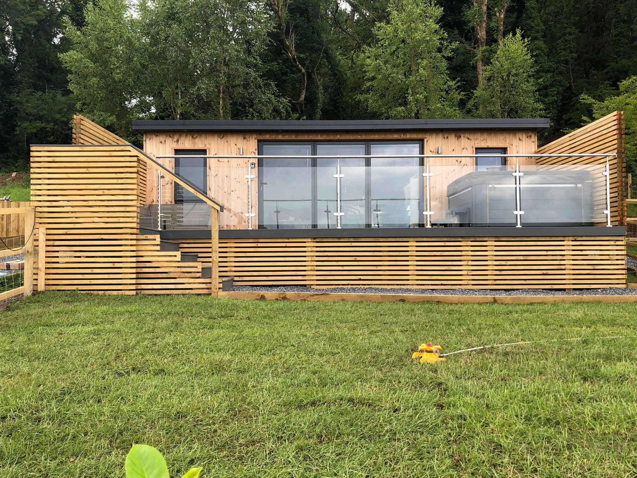 Dog-friendly luxury cabin with a private hot tub