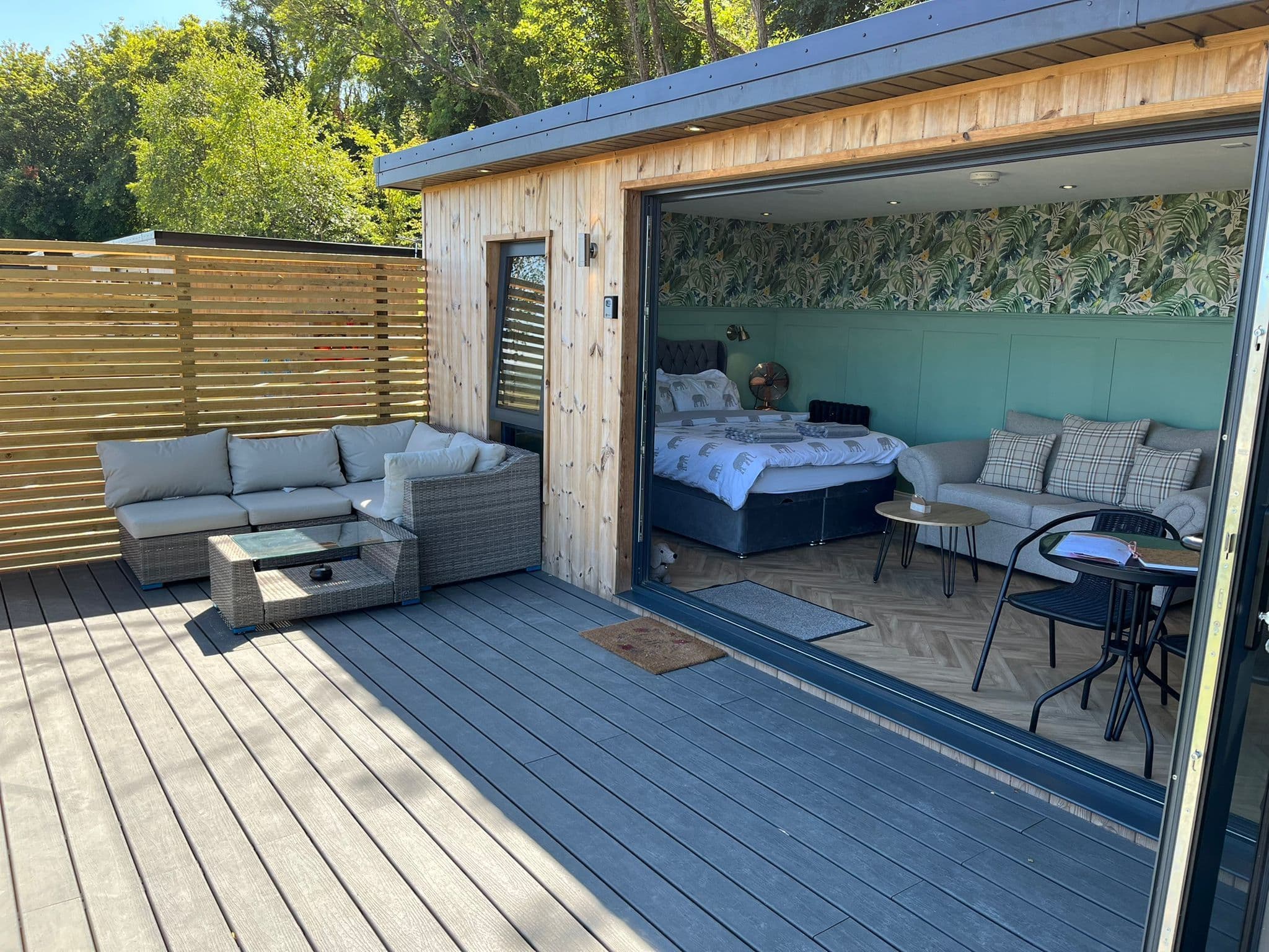 The Caswell Bay Hide Out — A luxury hideaway with sea views & a private hot tub