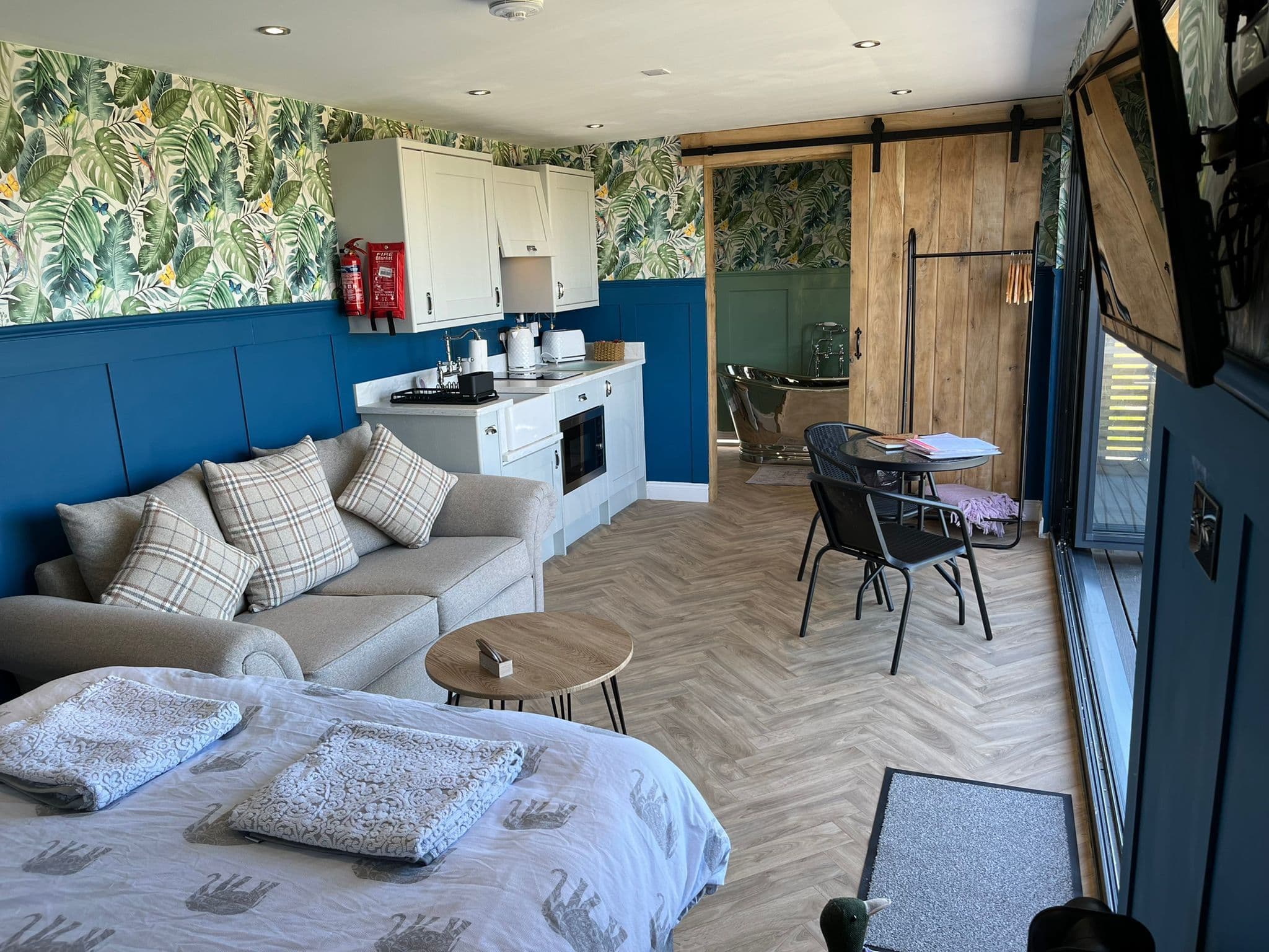 The Caswell Bay Hide Out — A luxury hideaway with sea views & a private hot tub
