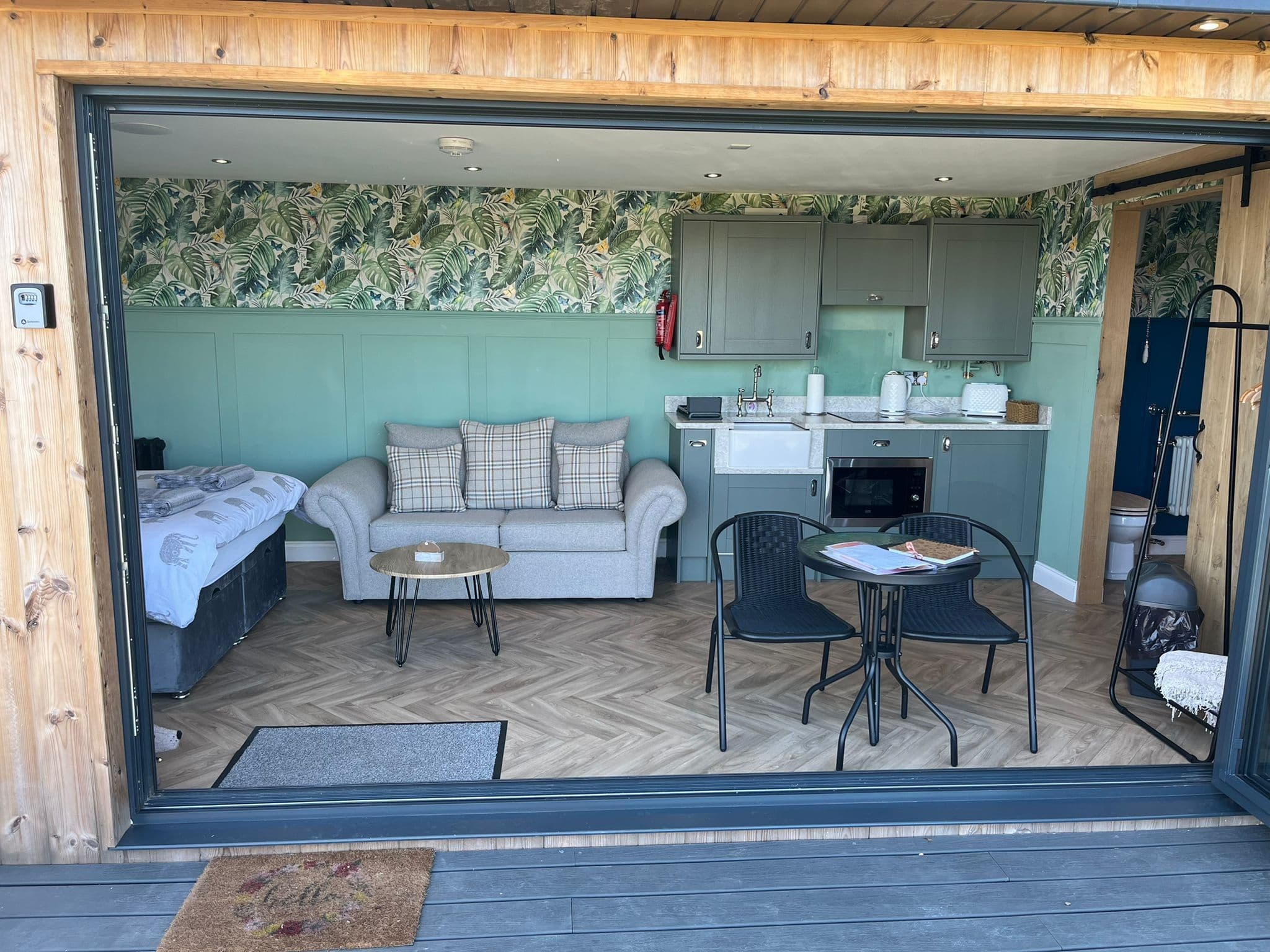 The Langland Bay Lookout — Dog-friendly cabin with sweeping coastal views